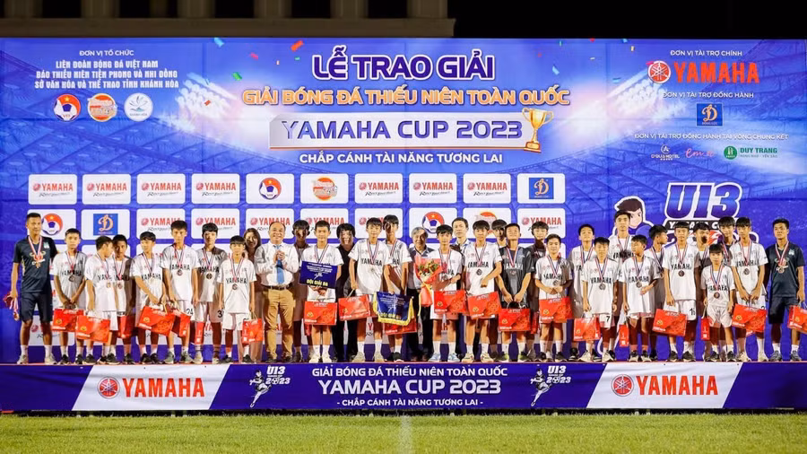 huan-luyen-vien-nguyen-thanh-hung-bia-trai-cung-cac-hoc-tro-gianh-huy-chuong-dong-giai-u13-quoc-gia-anh-phuong-ngan.jpg