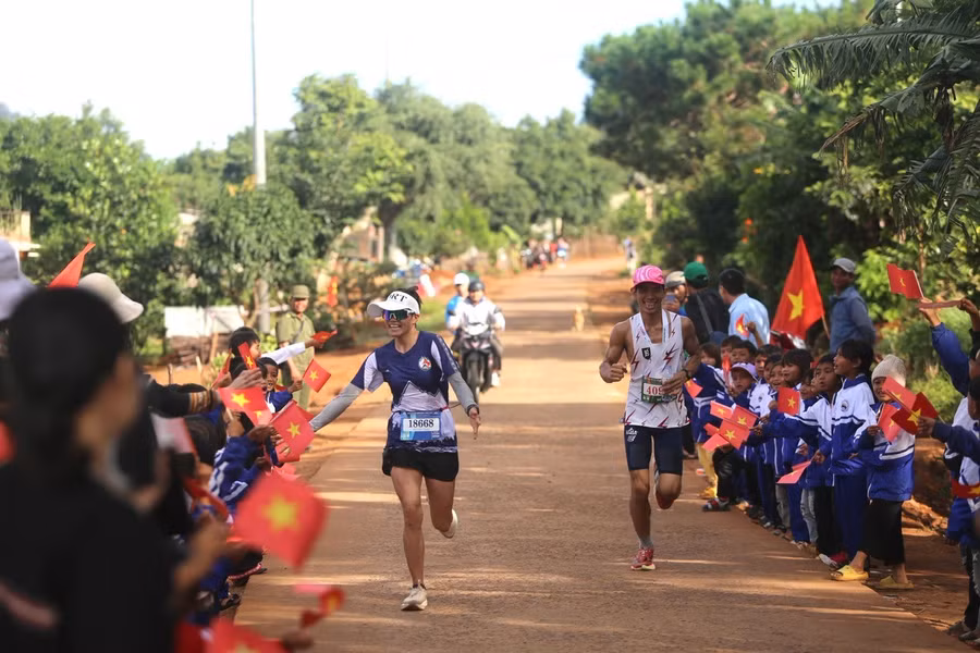 nguyen-thi-thu-thao-trai-co-so-truong-o-duong-doc-va-leo-nui-anh-van-ngoc.jpg