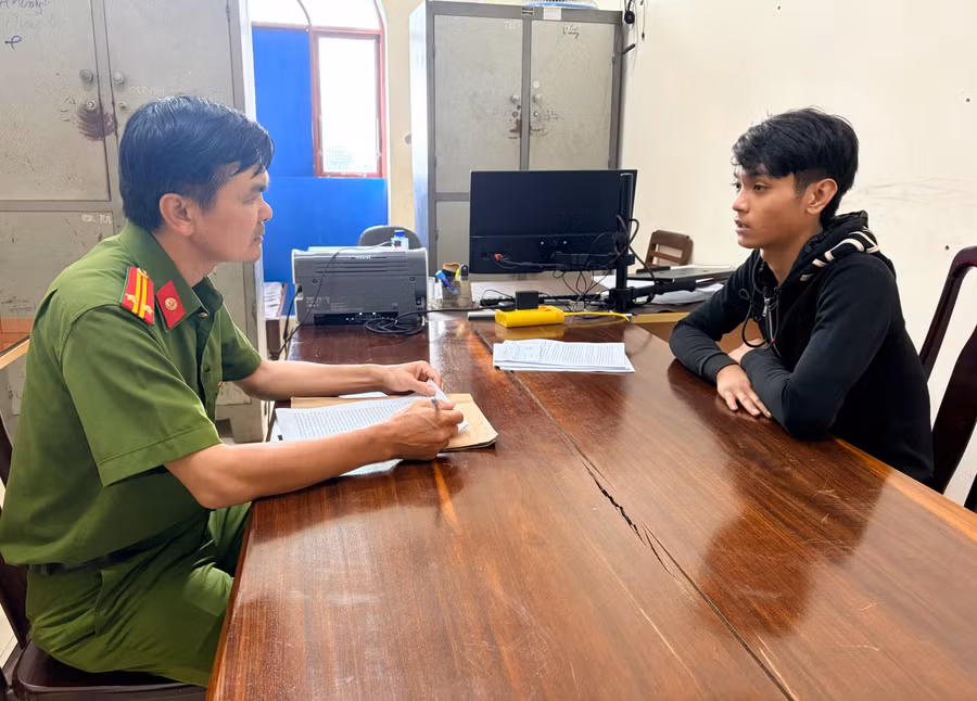 doi-tuong-vuong-ngoc-gia-khiem-phai-da-ru-re-dong-bon-tham-gia-gay-roi-anh-van-ngoc.jpg