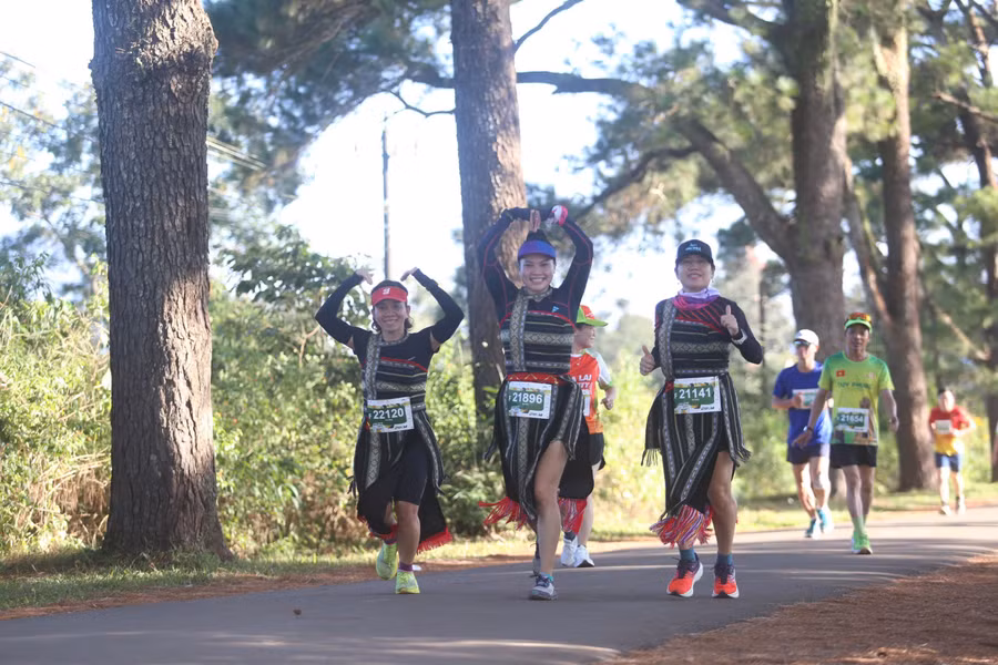 nhung-nu-runner-the-hien-tinh-yeu-voi-trang-phuc-truyen-thong-anh-hoang-hoai.jpg