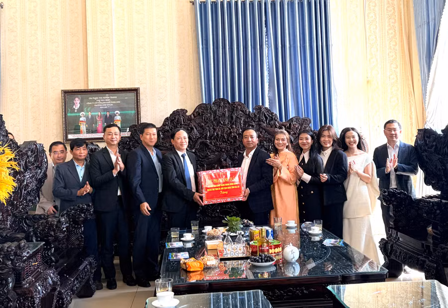 doan-cong-tac-da-den-tham-chuc-tet-tai-cong-ty-truong-sinh-anh-van-ngoc.jpg