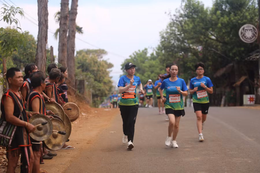 cac-nghe-nhan-cong-chieng-lang-op-phuong-hoa-lu-tp-pleiku-chao-don-doan-van-dong-vien-anh-van-ngoc.jpg