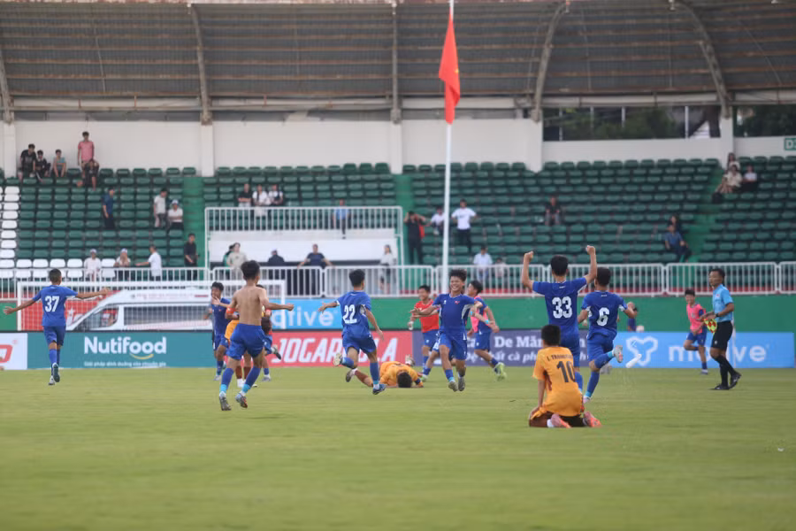 cac-cau-thu-doi-khach-u14-pvf-da-gianh-chien-thang-kich-tinh-voi-1-ban-duy-nhat-anh-van-ngoc.jpg