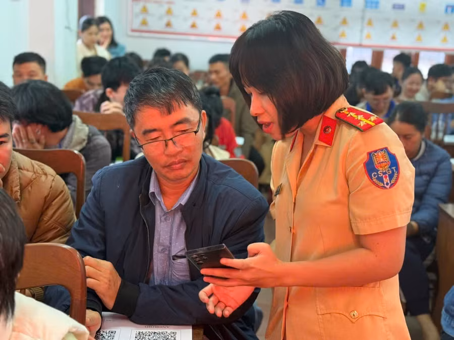 can-bo-phong-csgt-huong-dan-cac-thi-sinh-cai-dat-ung-dung-vnetraffic-anh-hoang-dung.jpg