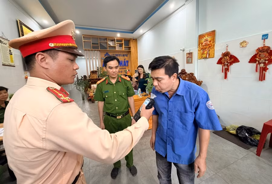 luc-luong-cong-an-kiem-tra-dot-xuat-nong-do-con-voi-cac-tai-xe-anh-van-ngoc.jpg