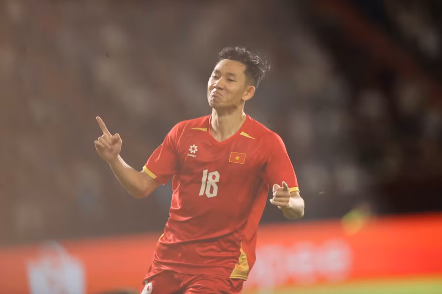 hai-long-da-mo-ty-so-cho-doi-tuyen-viet-nam-chi-sau-it-phut-vao-san-anh-duc-dong.jpg