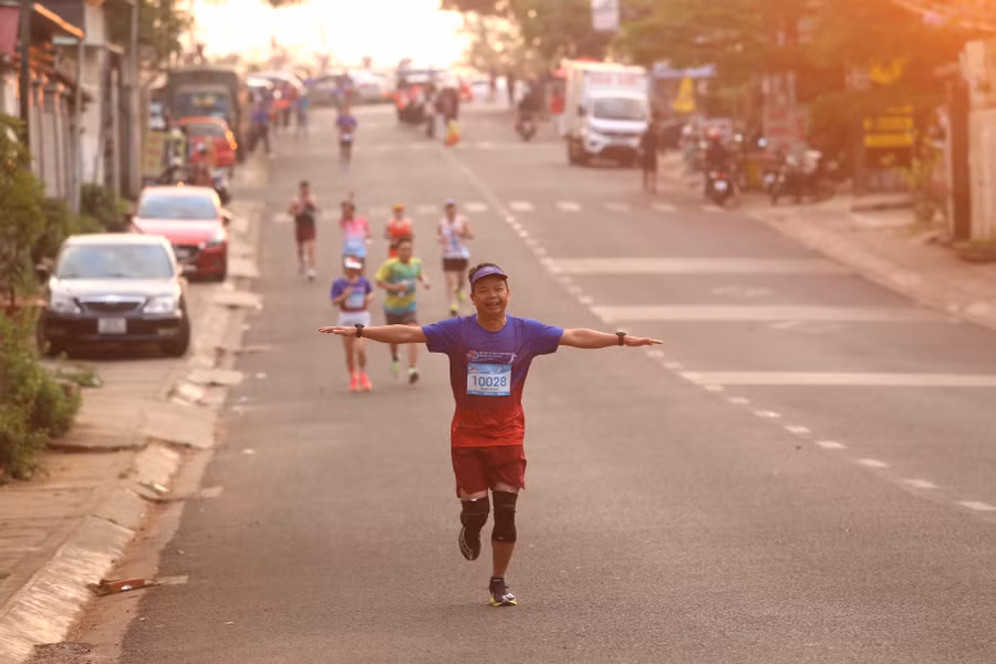 pho-chu-tich-ubnd-tinh-nguyen-huu-que-tham-gia-cu-ly-10-km-tai-giai-anh-van-ngoc.jpg