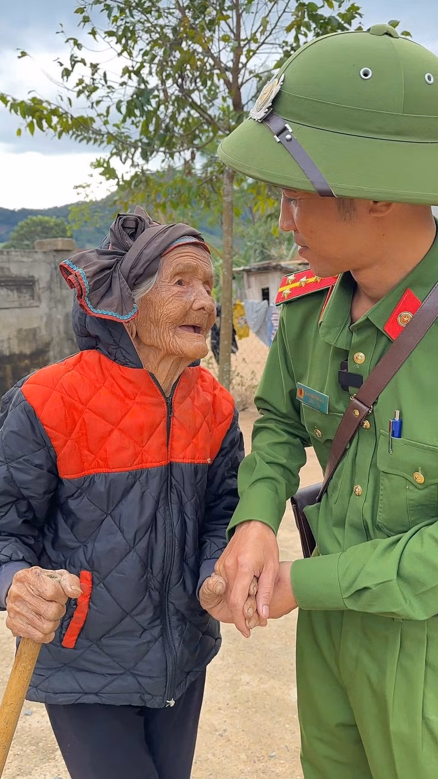 hinh-anh-cong-an-xa-kbang-gan-dan-duoc-lan-toa-anh-pham-dung.jpg