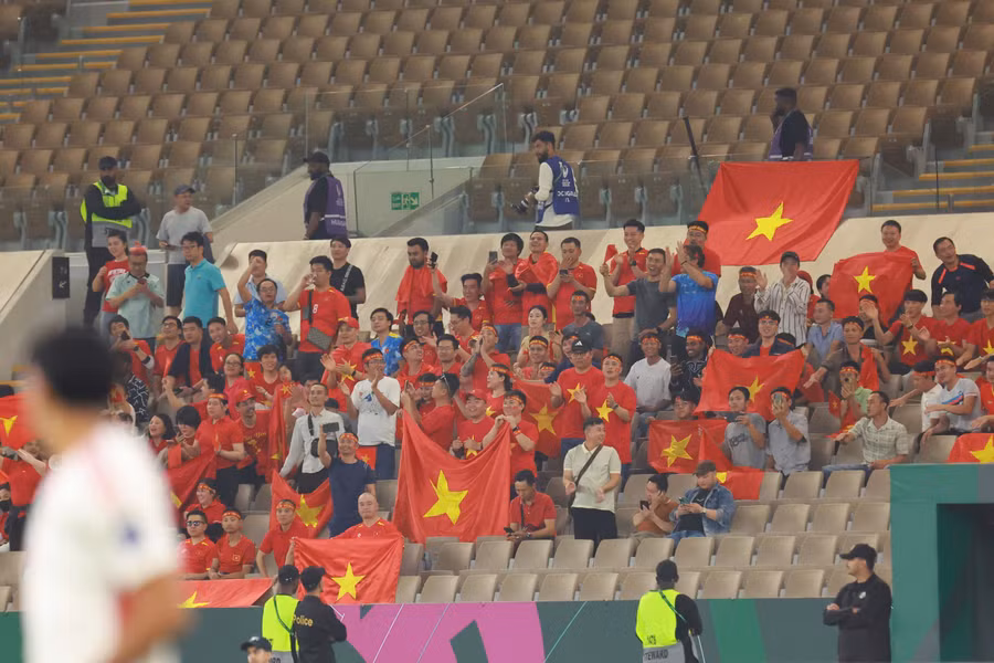 khan-gia-viet-nam-tren-khan-dai-co-vu-cuong-nhiet-cho-cac-cau-thu-tre-anh-ted-tran.jpg