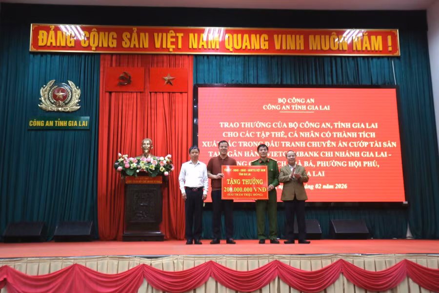 lanh-dao-tinh-khen-thuong-ban-chuyen-an-da-xuat-sac-pha-an-thanh-cong-anh-van-ngoc.jpg