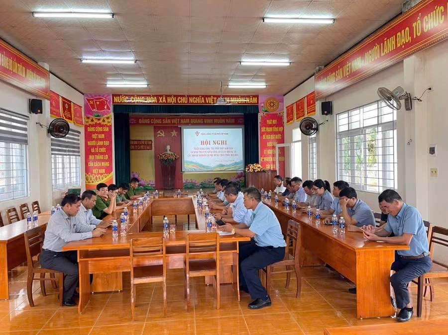 cong-an-xa-ia-hrung-to-chuc-hoi-nghi-ky-cam-ket-phoi-hop-dam-bao-an-ninh-trat-tu-voi-cac-cong-ty-ca-phe-tren-dia-ban-anh-van-tien.jpg