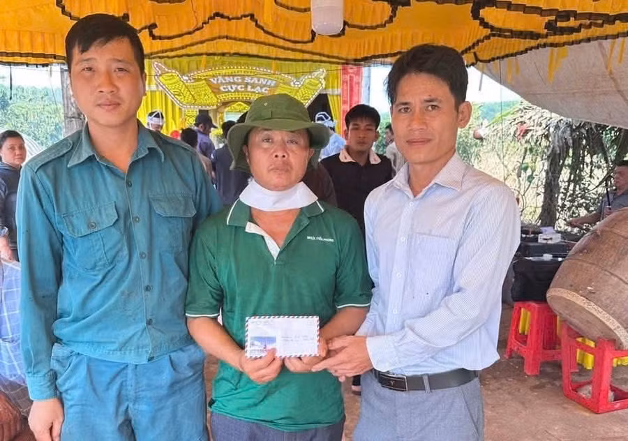 ubnd-xa-ia-krel-da-den-tham-hoi-dong-vien-va-trao-ho-tro-cho-gia-dinh-anh-l-anh-dvcc.jpg