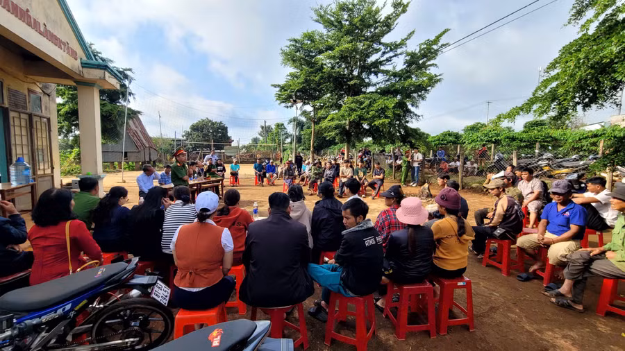 dong-dao-dan-lang-da-tham-gia-buoi-kiem-diem-va-tuyen-truyen-phap-luat-cua-cong-an-xa-to-chuc-anh-van-ngoc.jpg