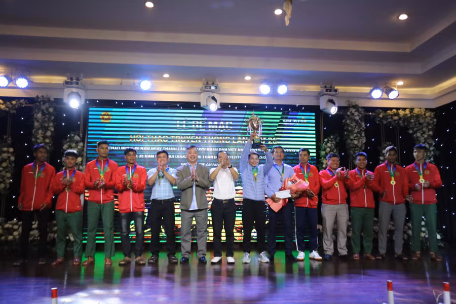 cac-cau-thu-binh-doan-15-gianh-chuc-vo-dich-mon-bong-da-nam-anh-van-ngoc.jpg