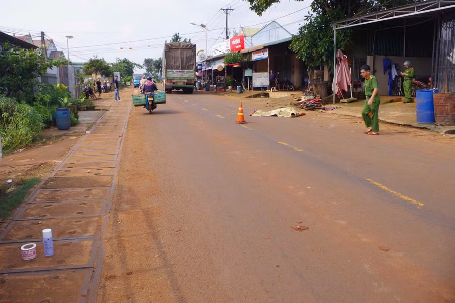 xe-tai-va-cham-xe-may-di-cung-chieu-1-phu-nu-tu-vong.jpg