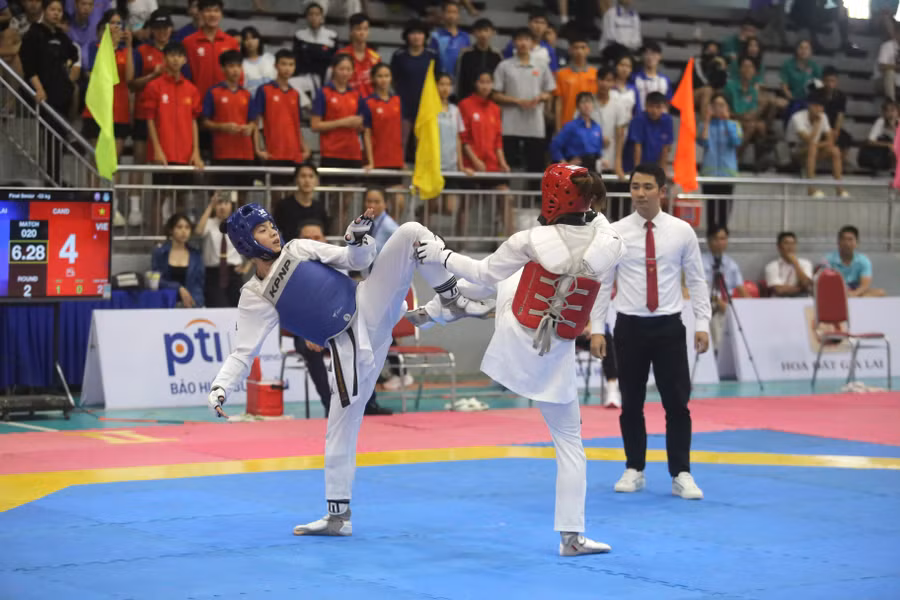 nguyen-thi-loan-bia-trai-da-gianh-huy-chuong-vang-o-hang-can-53-kg-nu-anh-van-ngoc-5268-6351.jpg