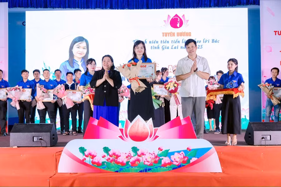 aya-giua-duoc-nhan-danh-hieu-thanh-nien-tien-tien-lam-theo-loi-bac-cap-tinh-anh-anh-tuan.jpg