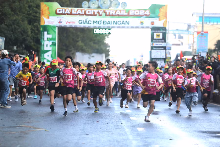 noi-dung-2-km-kids-co-su-tham-gia-cua-hon-600-chan-chay-anh-van-ngoc.jpg