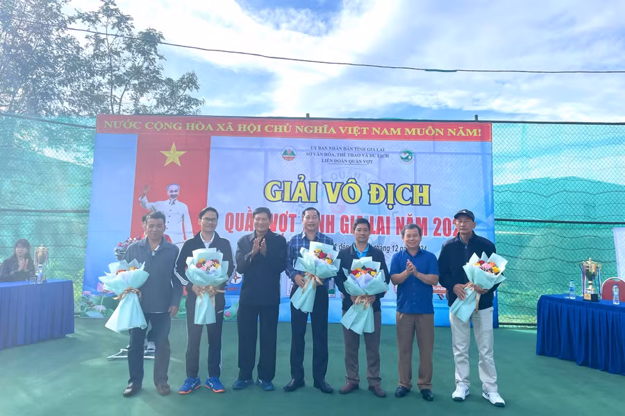 ban-to-chuc-tang-hoa-luu-niem-cho-cac-nha-tai-tro-cua-giai.jpg
