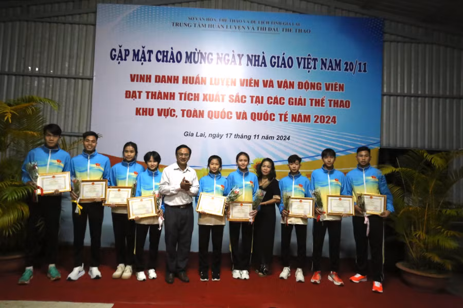cac-vdv-duoc-nhan-giay-khen-cua-giam-doc-so-van-hoa-the-thao-va-du-lich-anh-van-ngoc.jpg