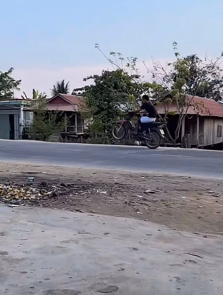 tren-tiktok-xuat-hien-doan-video-h-22boc-dau22-xe-may-anh-chup-man-hinh.jpg