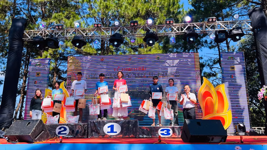 ban-to-chuc-trao-giai-cho-cac-runner-xuat-sac-nhat-o-cu-ly-10-km-anh-hoang-hoai.jpg