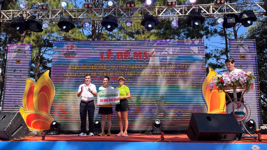 ban-to-chuc-trao-50-trieu-dong-cho-cau-lac-bo-gia-lai-marathon-de-to-chuc-cac-hoat-dong-tu-thien-anh-hoang-hoai.jpg