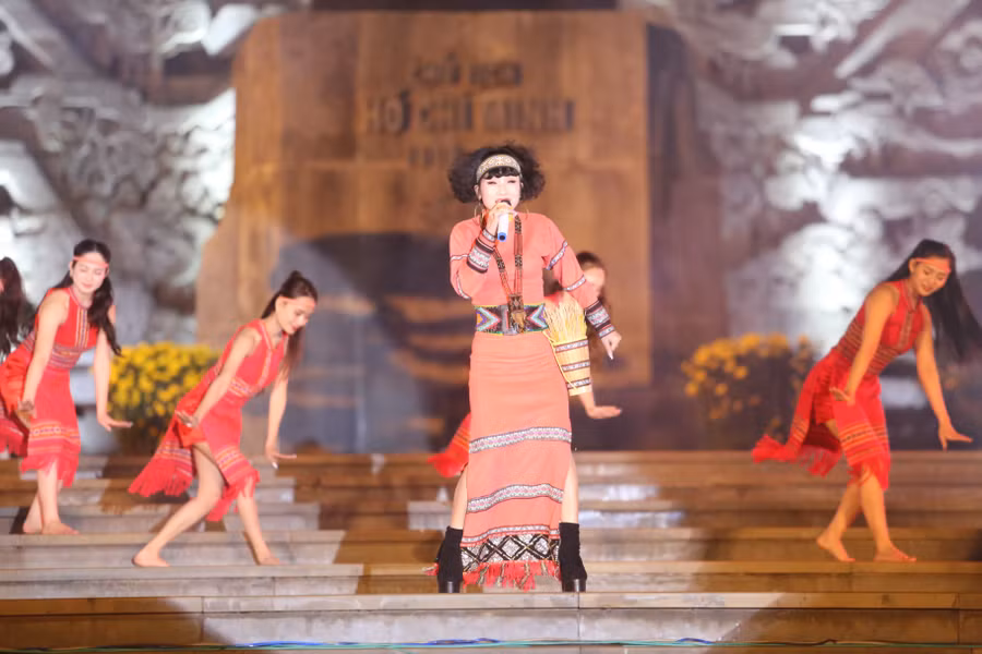 cac-nghe-si-dien-vien-da-22chay22-cung-bau-khong-khi-soi-dong-dem-giao-thua-anh-van-ngoc.jpg