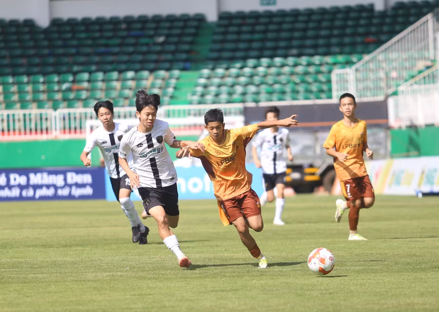 u14-lpbank-hagl-phai-da-giu-lai-1-diem-quy-gia-truoc-u14-eum-seong-anh-van-ngoc.jpg