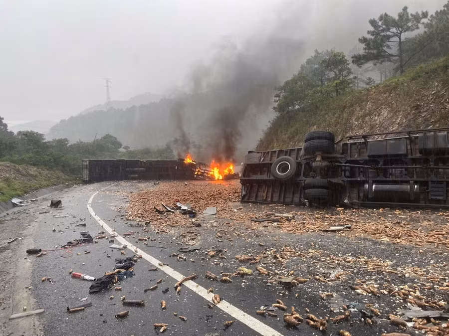 giao-thong-tren-quoc-lo-19-bi-te-liet-sau-vu-va-cham-anh-duy-hai.jpg