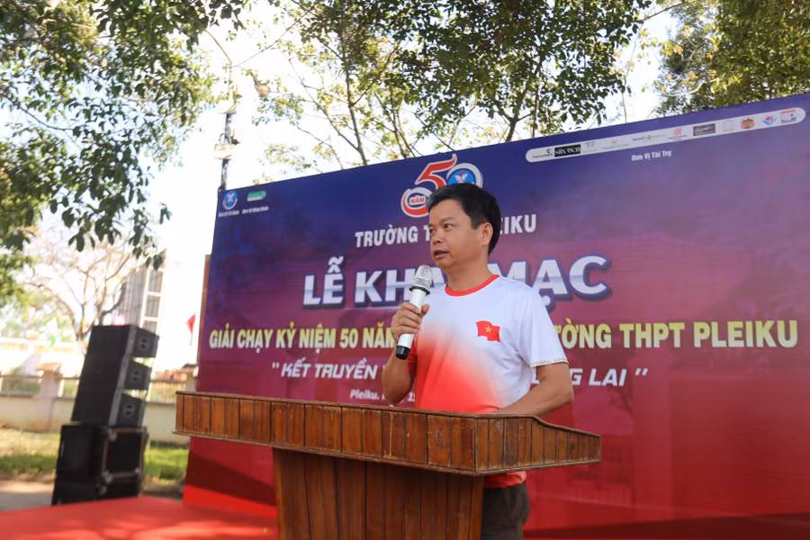 pho-chu-tich-ubnd-tinh-nguyen-huu-que-du-le-khai-mac-giai-anh-van-ngoc.jpg