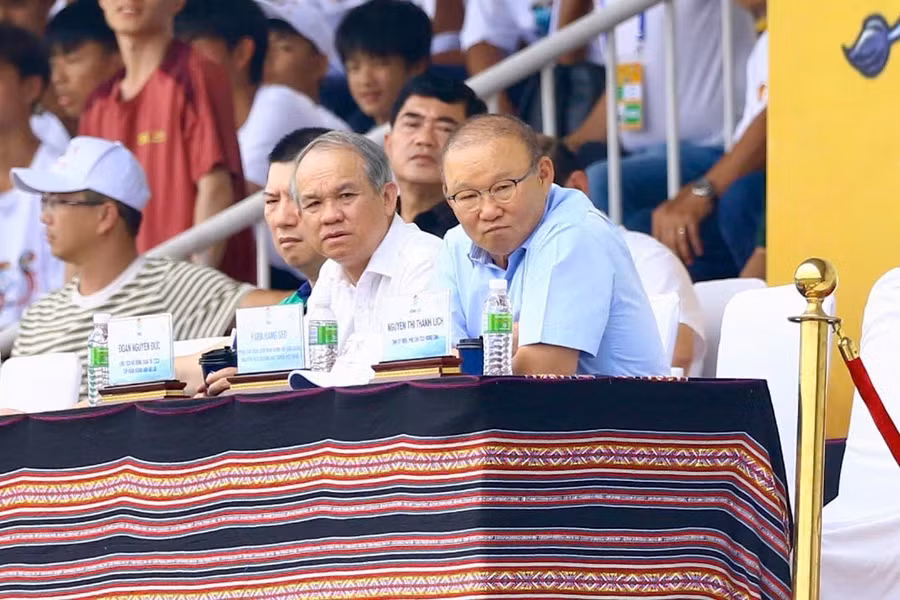 ong-park-hang-seo-cung-bau-duc-co-mat-tren-khan-dai-theo-doi-tran-chung-ket-festival-anh-van-ngoc.jpg