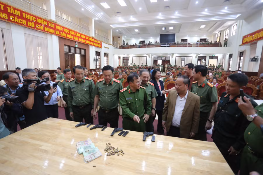 luc-luong-cong-an-thu-giu-nhieu-sung-dan-cua-cac-doi-tuong-anh-van-ngoc.jpg