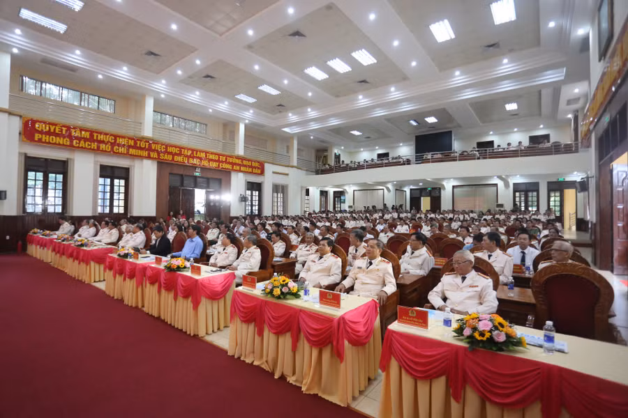 dong-dao-dai-bieu-tham-du-buoi-gap-mat-ngay-truyen-thong-luc-luong-an-ninh-nhan-dan-anh-van-ngoc.jpg