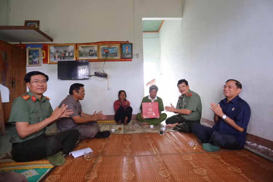 doan-lanh-dao-tinh-den-tham-gia-dinh-ong-kpa-tit-o-xa-dat-bang-anh-van-ngoc.jpg