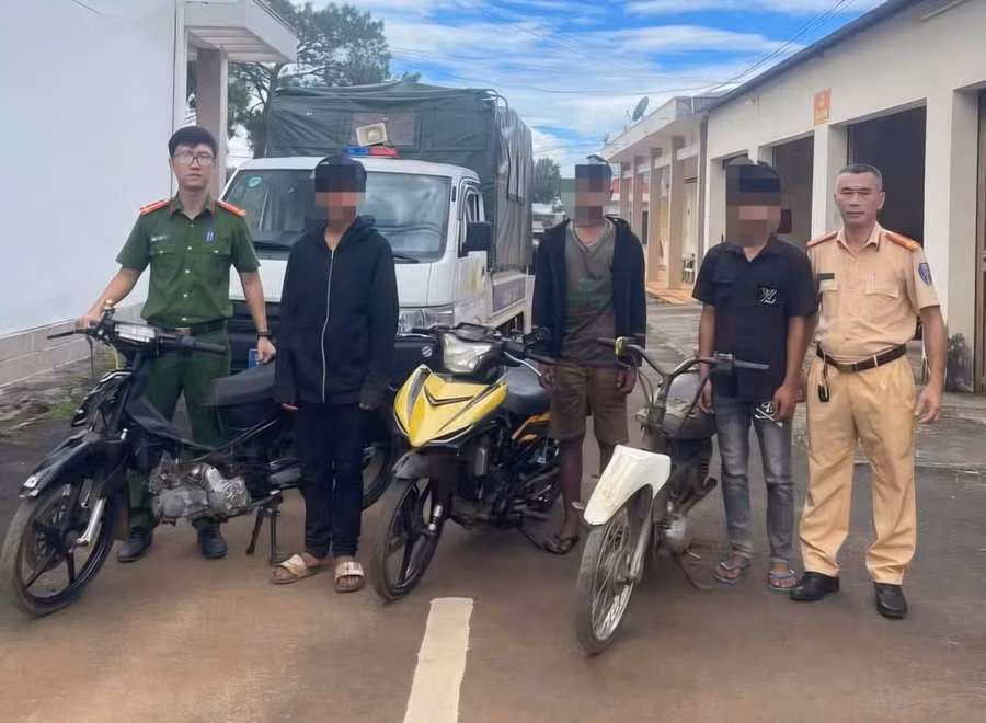 truy-xet-nhom-quai-xe-phat-hien-3-doi-tuong-duong-tinh-voi-ma-tuy.jpg