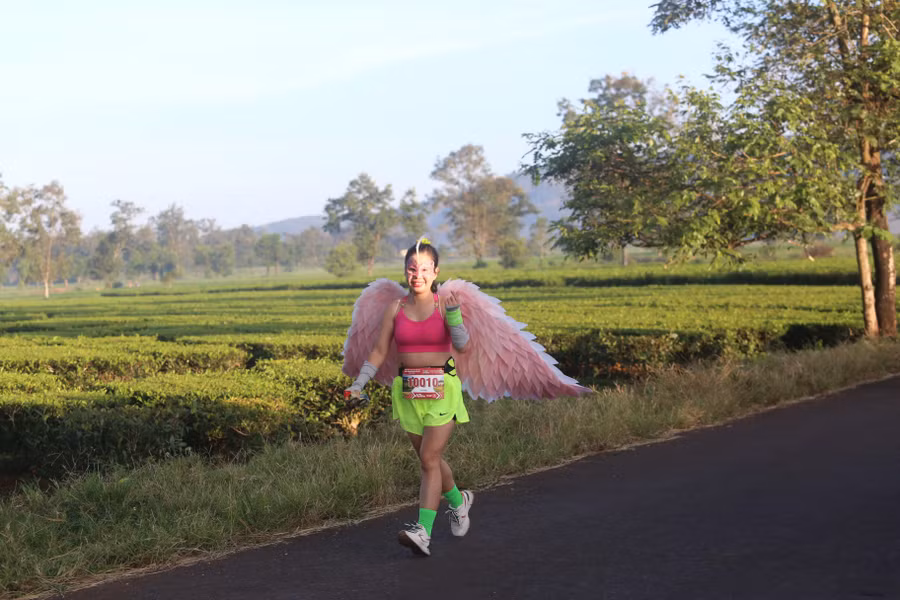 cung-duong-cua-giai-chay-di-qua-doi-che-bien-ho-xanh-ngat-anh-van-ngoc.jpg