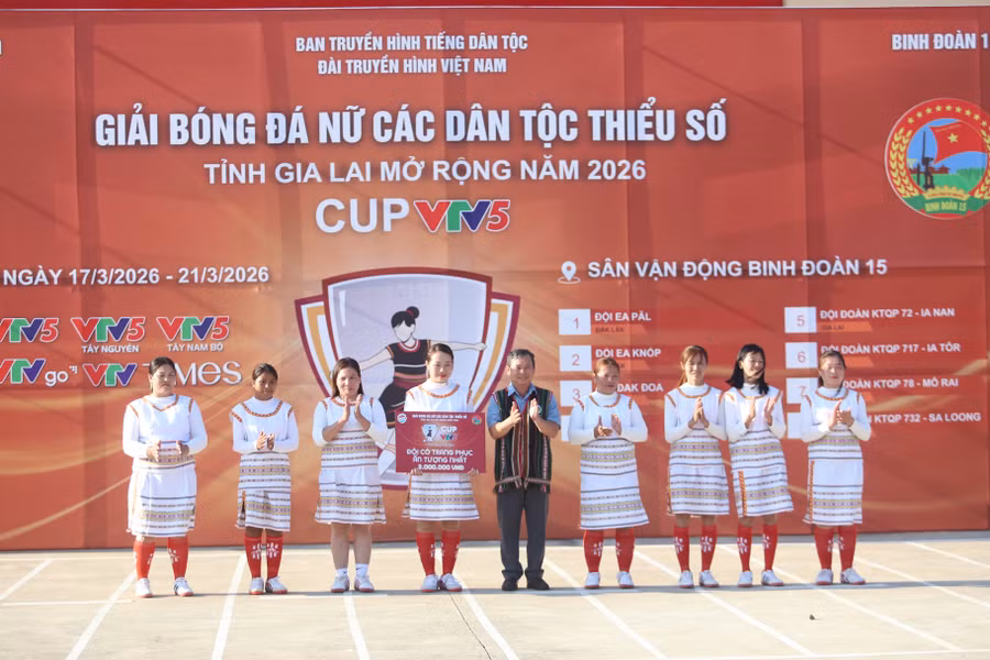 doi-bong-cua-doan-kinh-te-quoc-phong-78-mo-rai-gianh-danh-hieu-trang-phuc-dep-nhat-anh-van-ngoc.jpg