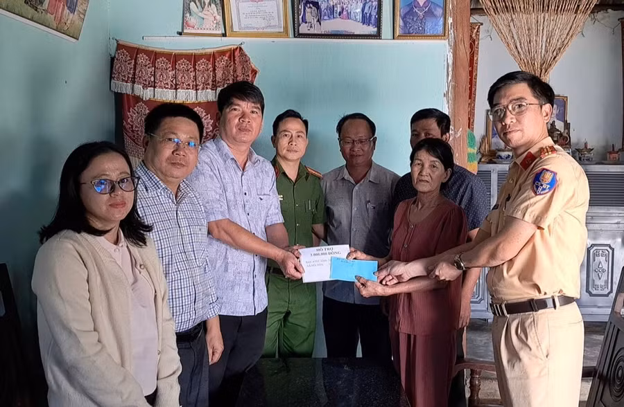 doan-cong-tac-tham-hoi-gia-dinh-nan-nhan-tu-vong-vi-tai-nan-giao-thong-o-xa-ia-khuol-anh-quang-hai.jpg