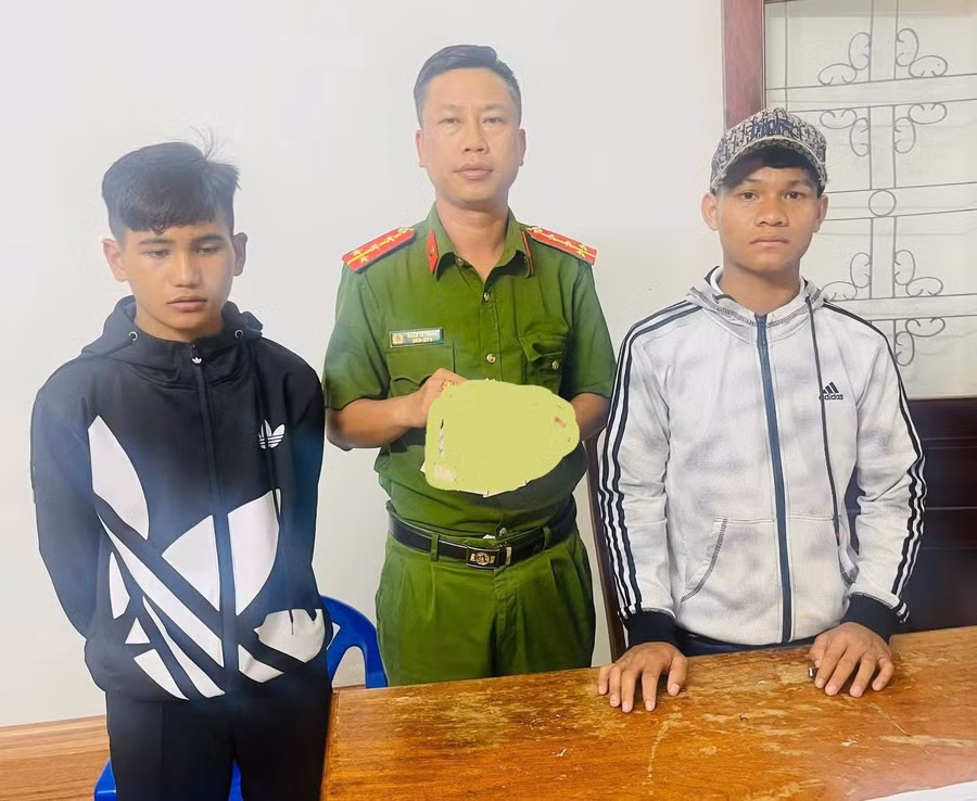 2-em-kieng-va-vy-da-mang-so-tien-nhat-duoc-den-cong-an-xa-kbang-nho-tra-lai-cho-nguoi-danh-roi-anh-dvcc.jpg