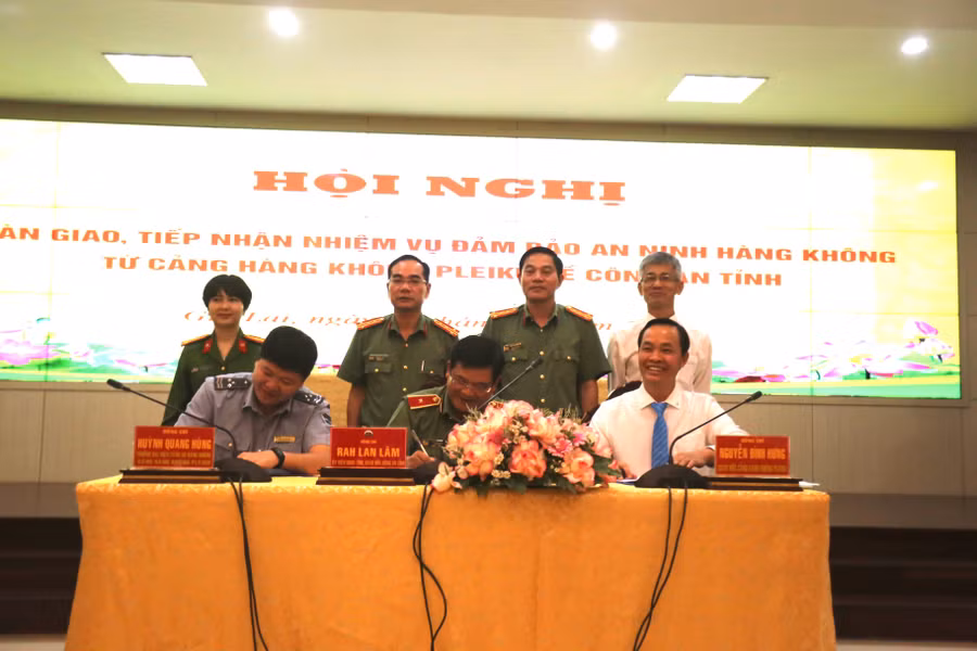 cac-don-vi-ky-ket-bien-ban-ban-giao-tiep-nhan-nhiem-vu-anh-van-ngoc.jpg