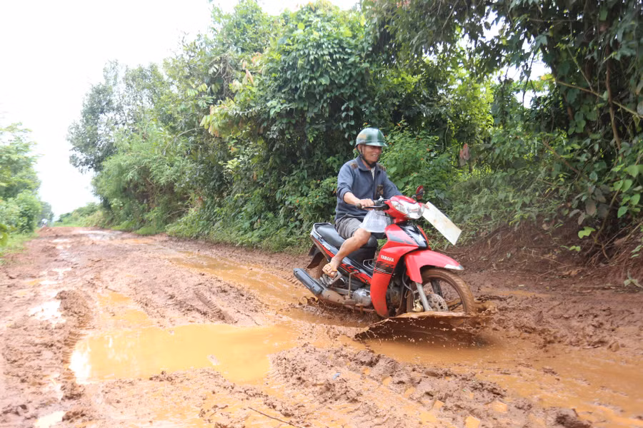 nguoi-dan-nom-nop-lo-au-khi-di-lai-doan-duong-lay-loi-nay-anh-van-ngoc.jpg