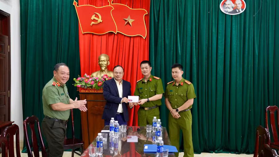 pho-chu-tich-ubnd-tinh-duong-mah-tiep-khen-thuong-nong-voi-phong-canh-sat-dieu-tra-toi-pham-ve-ma-tuy-anh-thuy-trinh.jpg