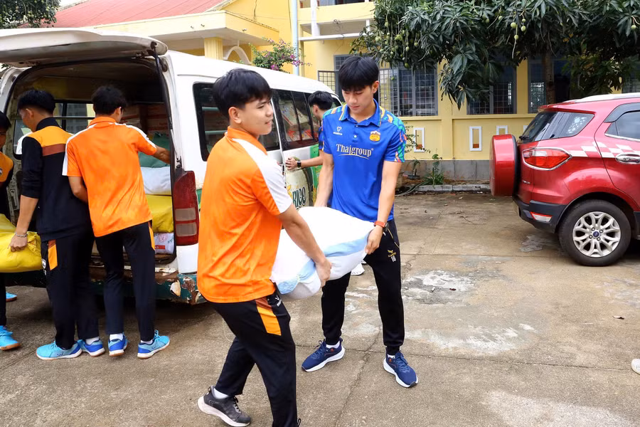 chuong-trinh-mang-y-nghia-giup-cac-cau-thu-y-thuc-trach-nhiem-voi-cong-dong-anh-hoang-tung.jpg