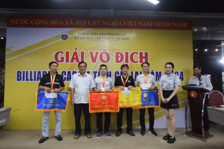 ban-to-chuc-trao-giai-cho-cac-co-thu-gianh-thu-hang-cao-o-noi-dung-carom-1-bang-anh-van-ngoc.jpg