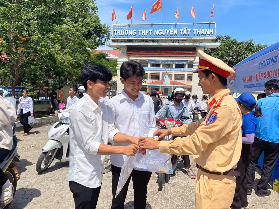 luc-luong-canh-sat-giao-thong-dam-bao-an-toan-giao-thong-tai-cac-diem-thi-anh-vu-chi.jpg