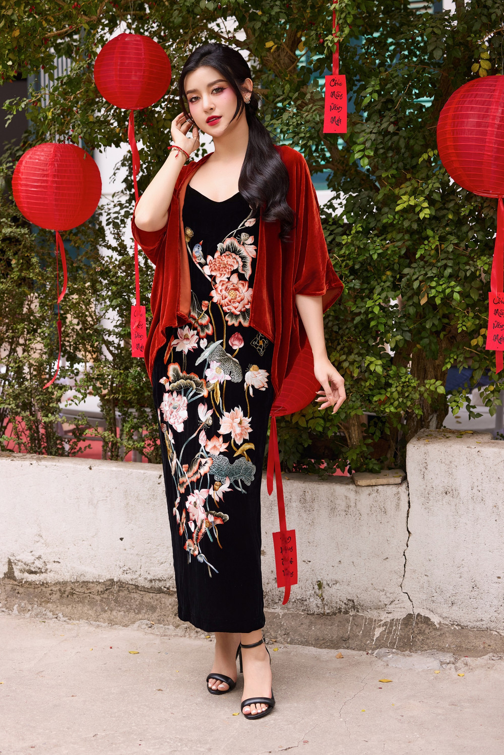 Trong cuộc trò chuyện với Tiền Phong vào dịp đầu năm mới, á hậu Huyền My cho biết hiện cô và gia đình đã chuyển nhà tới vùng ngoại ô Hà Nội, cách xa thành phố bụi bặm, ồn ào. Nhiều năm gần đây, Huyền My vắng bóng khỏi showbiz và sống hướng nội hơn. Á hậu Việt Nam 2014 nói cô muốn dành thời gian cho gia đình, bạn bè sau nhiều năm lăn lộn showbiz. Người đẹp khẳng định không nuối tiếc hào quang của giới giải trí vì đã có thanh xuân rực rỡ. Trong cuộc trò chuyện với Tiền Phong vào dịp đầu năm mới, á hậu Huyền My cho biết hiện cô và gia đình đã chuyển nhà tới vùng ngoại ô Hà Nội, cách xa thành phố bụi bặm, ồn ào. Nhiều năm gần đây, Huyền My vắng bóng khỏi showbiz và sống hướng nội hơn. Á hậu Việt Nam 2014 nói cô muốn dành thời gian cho gia đình, bạn bè sau nhiều năm lăn lộn showbiz. Người đẹp khẳng định không nuối tiếc hào quang của giới giải trí vì đã có thanh xuân rực rỡ.