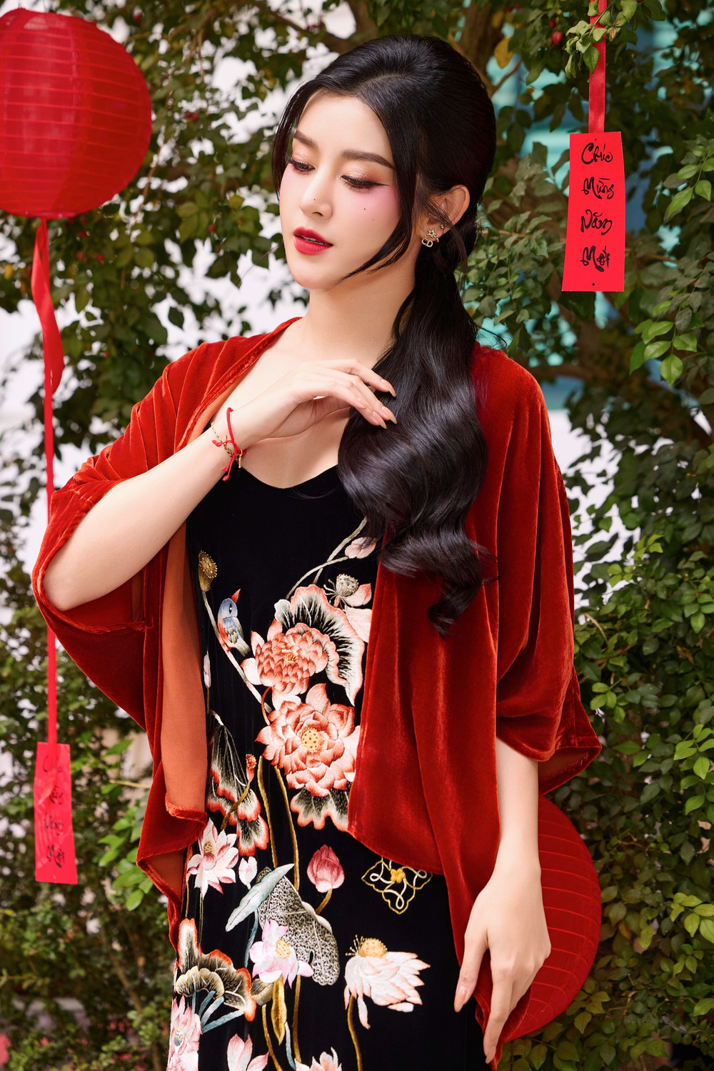 Được nhiều người ngưỡng mộ nhưng Huyền My vẫn độc thân ở tuổi 30. Cô làm bạn với hai chú cún cưng. Dịp năm mới đi chúc Tết, người đẹp được nhiều người giục lấy chồng. "Tôi nghĩ đó là chuyện bình thường, vì mọi người cũng chỉ lo cho tôi. Nhưng chuyện tình cảm còn do duyên số, không phải cứ cố mà được. Có thể người đàn ông của tôi chưa đủ trải nghiệm, có thể họ vẫn đang chờ tôi ở đâu đó. Có một câu tôi rất tâm đắc đó là ai rồi cũng sẽ hạnh phúc, theo những cách khác nhau. Tôi đang nghiệm xem câu nói đó đến với mình như thế nào", cô chia sẻ. Được nhiều người ngưỡng mộ nhưng Huyền My vẫn độc thân ở tuổi 30. Cô làm bạn với hai chú cún cưng. Dịp năm mới đi chúc Tết, người đẹp được nhiều người giục lấy chồng. "Tôi nghĩ đó là chuyện bình thường, vì mọi người cũng chỉ lo cho tôi. Nhưng chuyện tình cảm còn do duyên số, không phải cứ cố mà được. Có thể người đàn ông của tôi chưa đủ trải nghiệm, có thể họ vẫn đang chờ tôi ở đâu đó. Có một câu tôi rất tâm đắc đó là ai rồi cũng sẽ hạnh phúc, theo những cách khác nhau. Tôi đang nghiệm xem câu nói đó đến với mình như thế nào", cô chia sẻ.