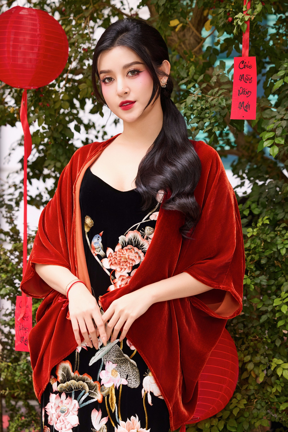 Huyền My nói khi còn trẻ, cô rất coi trọng tình yêu, đặt nó lên trên nhiều mối quan hệ khác. "Nhưng đến khi có nhiều trải nghiệm, tôi thấy rằng có tình yêu thì cũng tốt, nhưng nó cũng chỉ là một màu sắc trong cuộc sống của mình, chứ không phải là tất cả”, cô nói. Huyền My nói khi còn trẻ, cô rất coi trọng tình yêu, đặt nó lên trên nhiều mối quan hệ khác. "Nhưng đến khi có nhiều trải nghiệm, tôi thấy rằng có tình yêu thì cũng tốt, nhưng nó cũng chỉ là một màu sắc trong cuộc sống của mình, chứ không phải là tất cả”, cô nói.