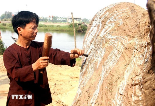 Nghệ nhân làng mộc truyền thống Kim Bồng điêu khắc gỗ. (Ảnh: TTXVN phát) Nghệ nhân làng mộc truyền thống Kim Bồng điêu khắc gỗ. (Ảnh: TTXVN phát)